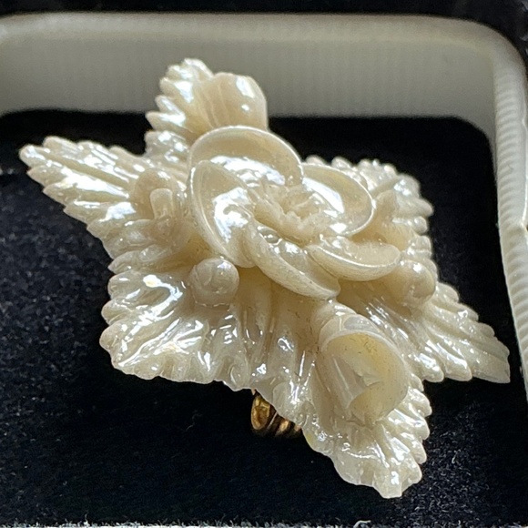 Belleek Bone China Ivory Toned Floral Star/Snowflake Pin - Picture 2 of 6